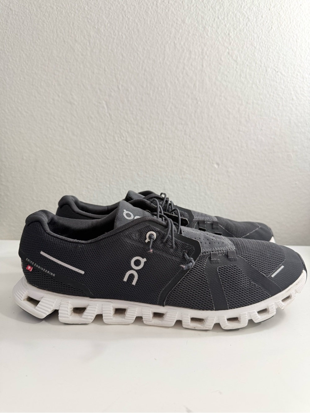 On Running cloud 5 Men size 10.5  Athletic Shoes in Charcoal Gray and White